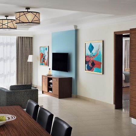 Marriott Executive Apartments Al-Hobar Kültér fotó A typical suite at the Hilton London Heathrow