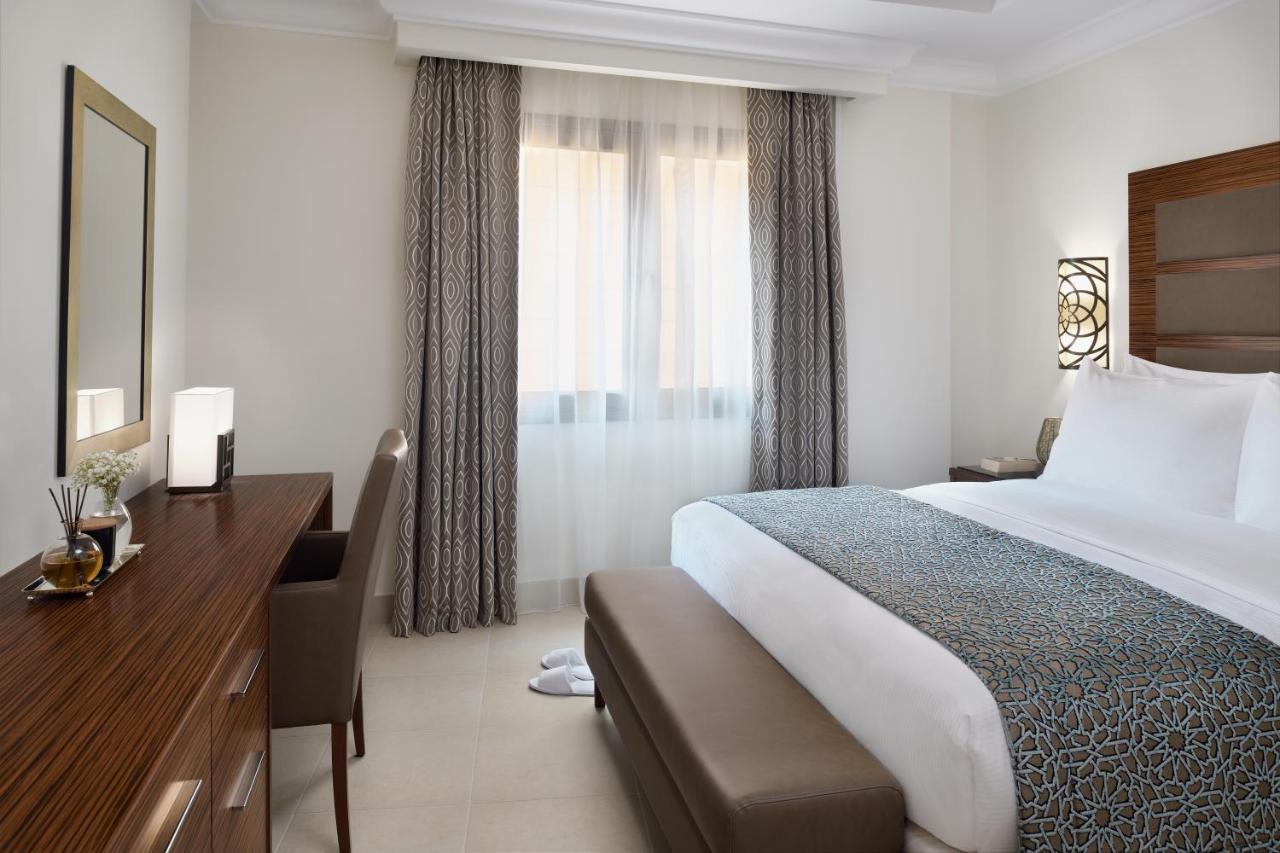 Marriott Executive Apartments Al-Hobar Kültér fotó A bedroom at the hotel