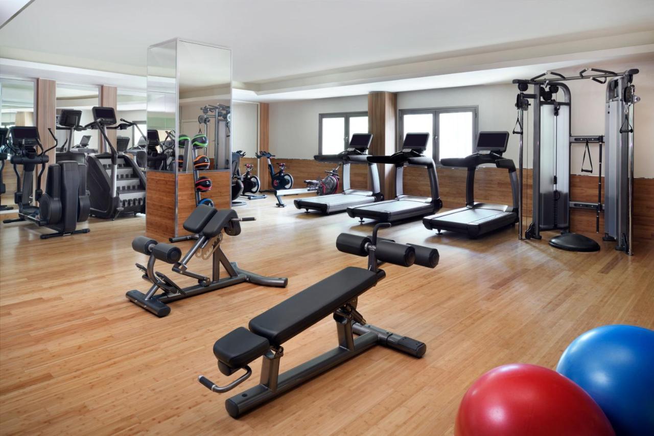 Marriott Executive Apartments Al-Hobar Kültér fotó A gym at a hotel