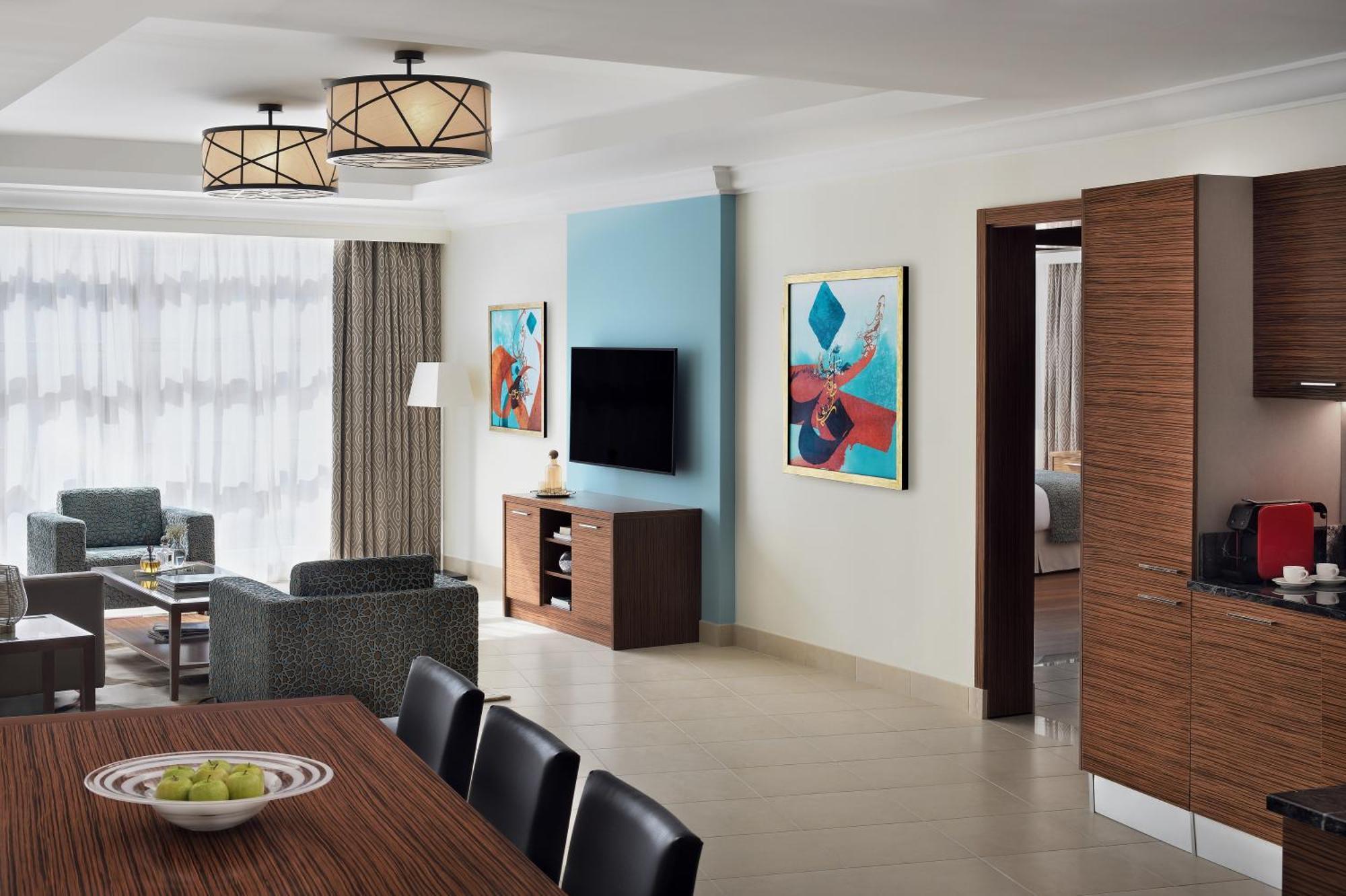Marriott Executive Apartments Al-Hobar Kültér fotó A typical suite at the Hilton London Heathrow